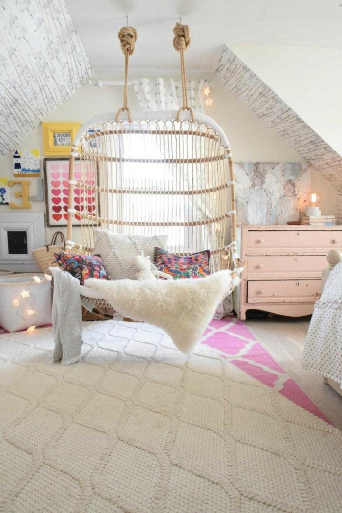 diseño de encanto decoracion habitacion bebe, cuña colgante de mimbre con detalles en colores pastel, lamparillas en forma de estrellas