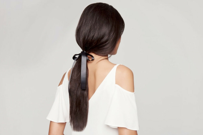 preciosa propuesta con pelo largo recogido en cola baja con una cinta,, peinados faciles pelo largo tendencias 