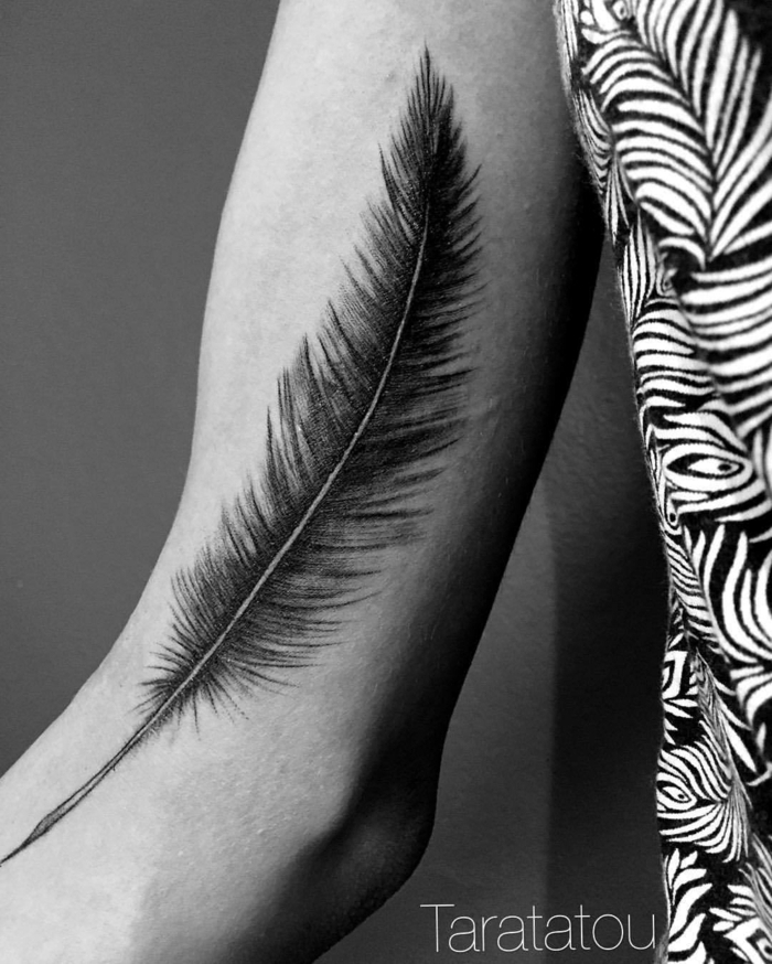 grandes tatuajes con mensaje, diseños de tatuajes originales en el brazo, grande tatuaje de pluma en negro en el antebrazo 