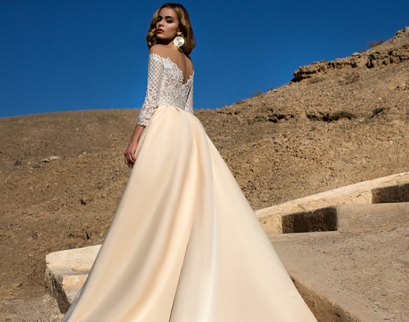 variante alucinante de vestidos de novia princesa, amplia falda con larga cola en color crema con parte superior de encaje en blanco 