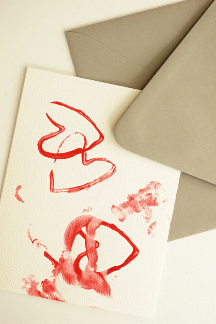 preciosas ideas manualidades con rollos de papel higienico para niños y adultos, como hacer un sello casero con pintura roja y cubos de carton 