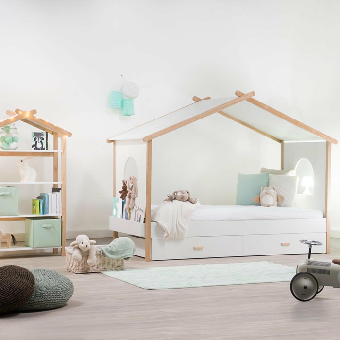 cama casita agradable y acogedora de madera, habitacion bebe decorada en colore claros con detalles en verde menta
