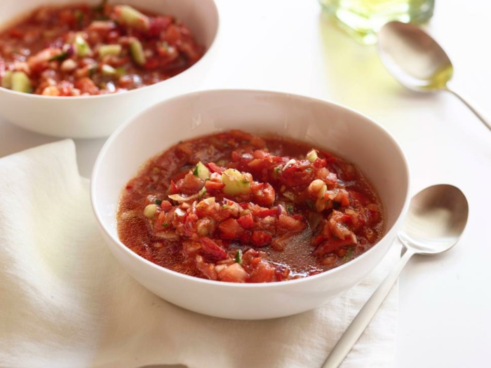 salsa de tomate con verduras, ideas de recetas faciles para comer para el verano, gaspacho receta original 