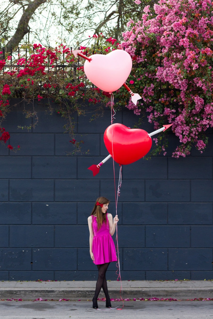 ideas de regalos para san valentin, globos en rosado y rojo con flechas hechas de tubos de cartón, manualidades con papel higienico
