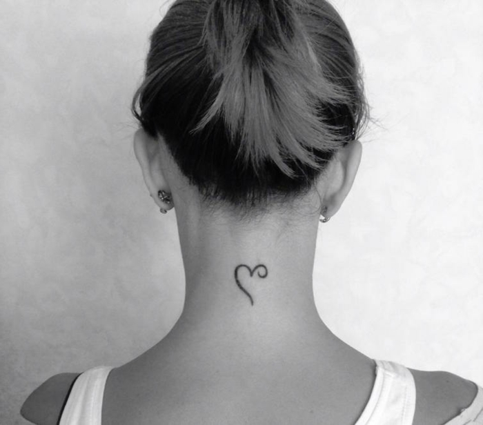 tatuajes con significado, pequeño dibujo de corazón abierto, tatuajes nuca mujer pequeños y delicados