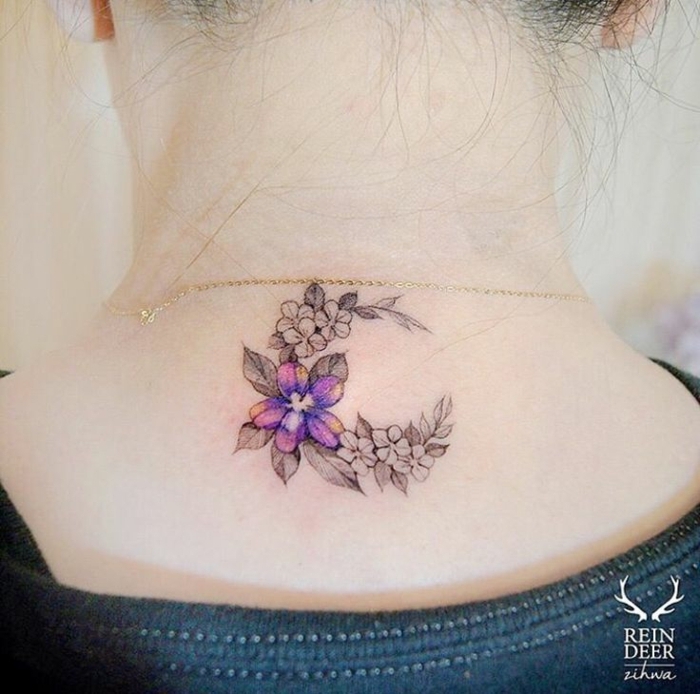 bonito adorno en el cuello con motivos florales, ideas de tatuajes nuca mujer tendencias 2018 