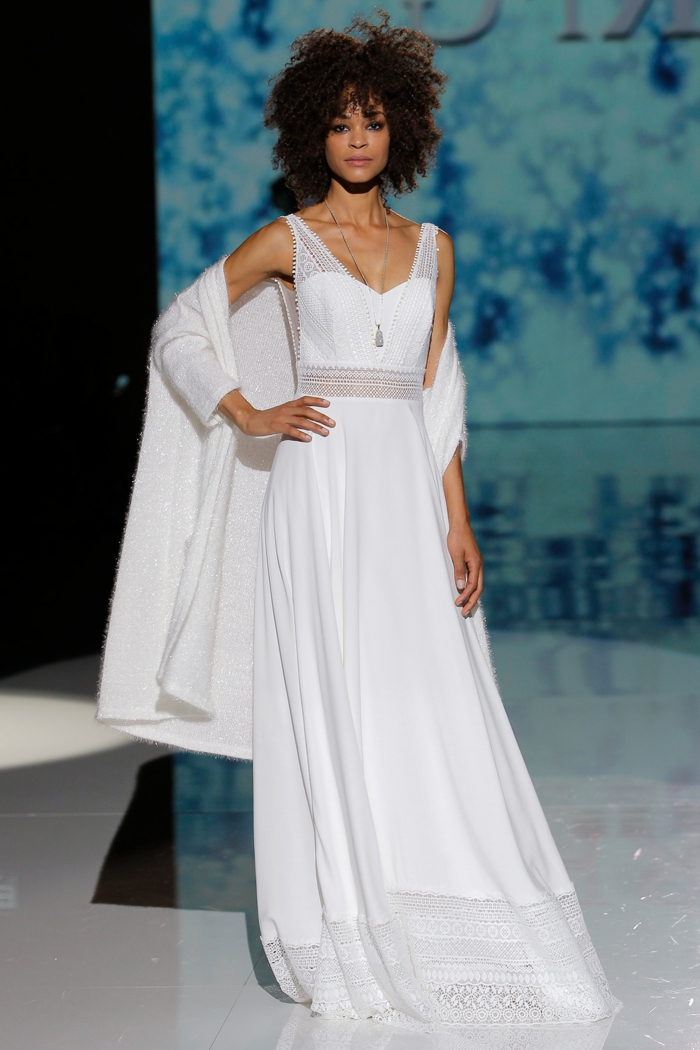 ideas vestidos de novia informales, diseño sencillo en blanco con líneas limpias y parte de encaje