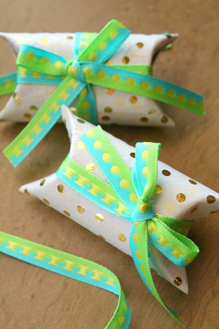 pequeños regalitos con embalaje hecho de cartón y cintas decorativas, manualidades con papel higienico paso a paso 