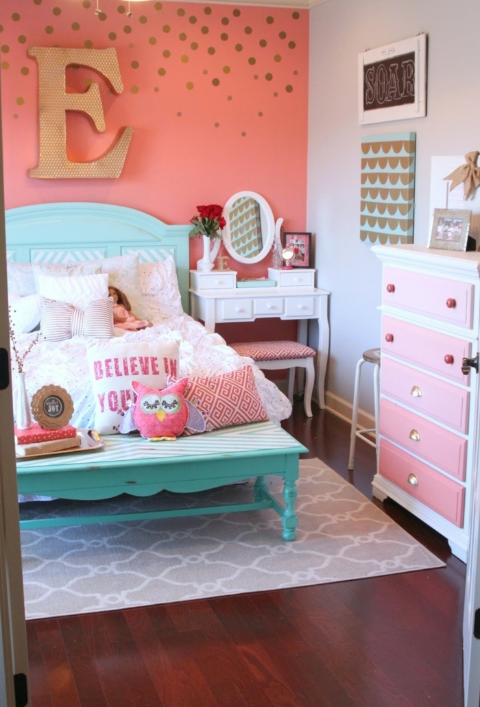 ideas originales decoracion habitacion bebe, paredes en color naranja con decoración de letras, cama en estilo vintage pintada en verde menta