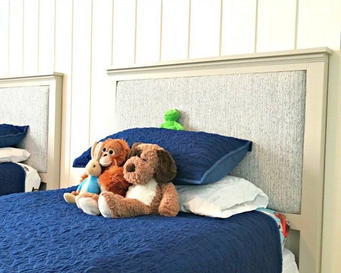 decoración de estilo para una habitación infantil, cama en ocre con cabecero, ideas de decoracion habitacion bebe