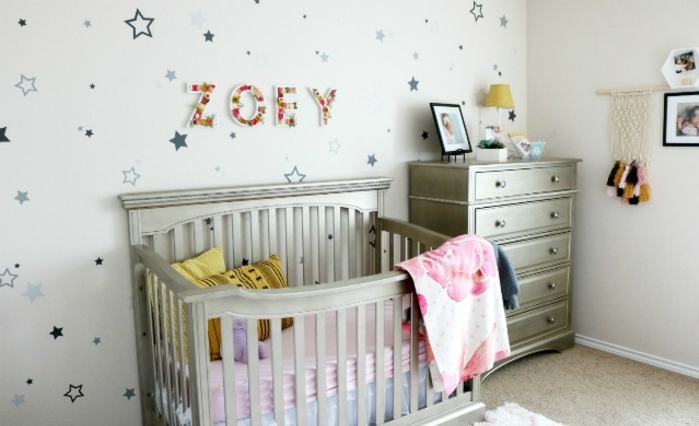 como decorar una habitacion infantil, ideas decoracion habitacion bebe, paredes con papel pintado con estrellas, muebles en color plateado 