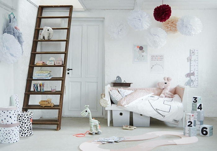 ideas para decorar habitaciones infantiles baratas, dormitorio en blanco con detalles en colores claros, escalera de madera y flores de papel decorativos