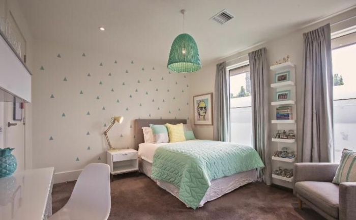 grande dormitorio decorado en colores pastel, cortinas y moqueta en gris, paredes con papel pintado y detalles en verde, ideas habitaciones de niñas
