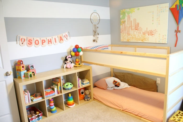 bonita habitación decorada en blanco, gris y naranja, ideas habitacion bebe niña,paredes con papel pintado en blanco y gris