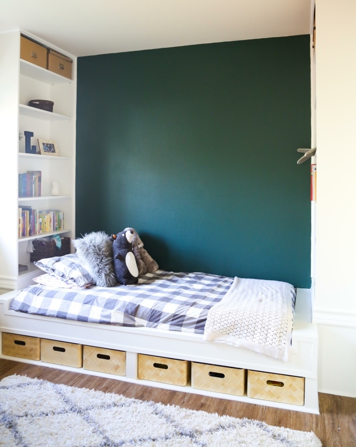 ejemplo de habitaciones de niñas modernas, paredes en verde oscuro y cama funcional de madera 