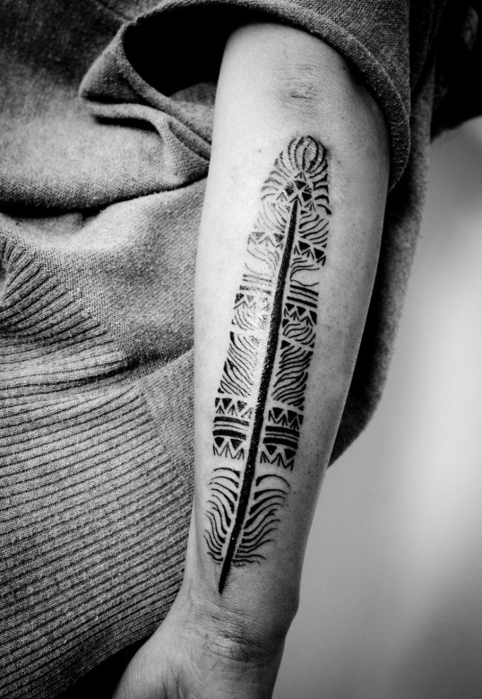 grande tatuaje moderno en el brazo, pluma ornamentada con tinte negro, ideas de plumas tatoo 2018