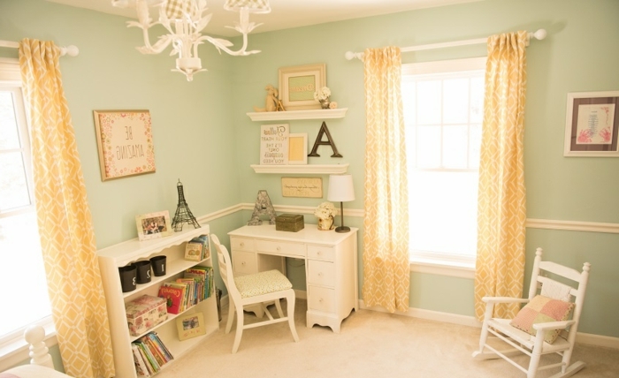 habitación decorada en verde claro con detalles en amarillo y muchos elementos decorativos, habitaciones de niñas modernas 