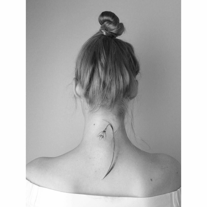 bonitas ideas de tatuajes nuca mujer, pequeña flor bola de nieva tatuada en la espalda y en la parte superior del cuello 