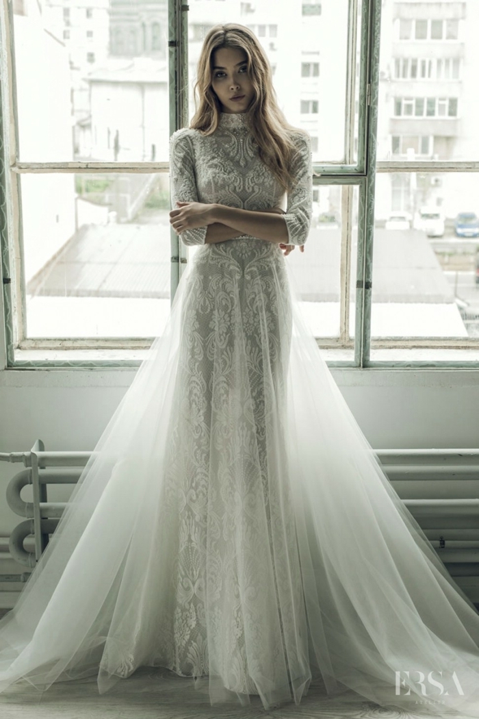 elegante diseño vestidos de novia princesa, vestido en color blanco marfil con larga falda de tul y encaje, pelo suelto ligeramente ondulado