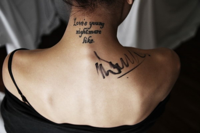 tatuajes con letras ideas tatuajes nuca mujer, mujer con espalda tatuada y mensaje en inglés en el cuello 