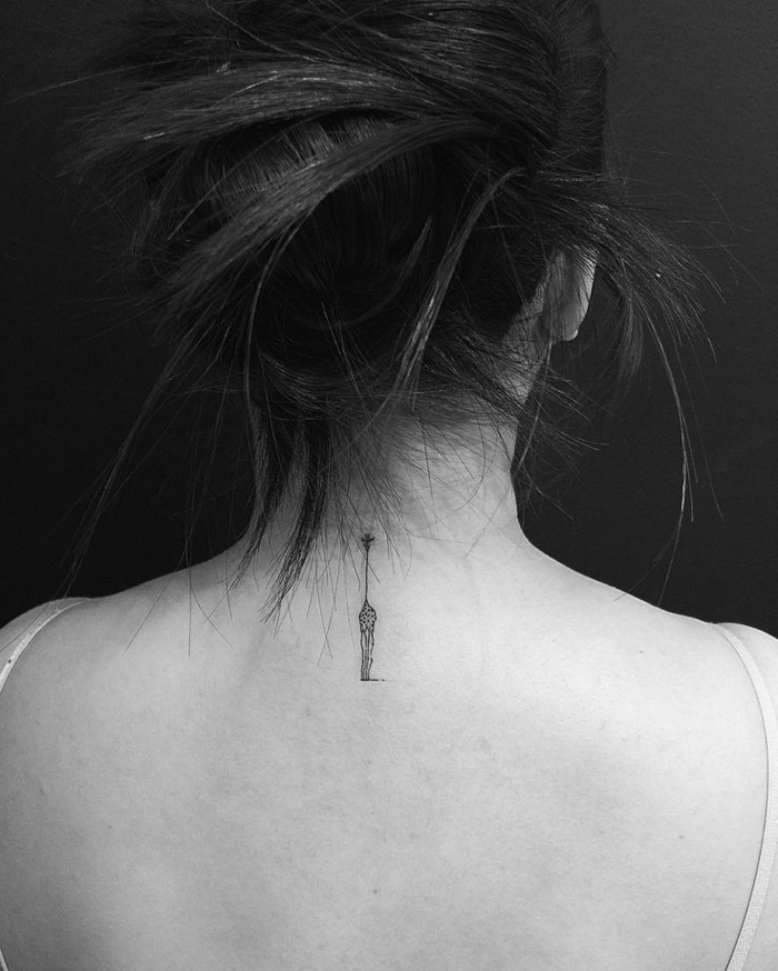 tatuajes en el cuello mujer ideas minimalistas, precioso dibujo pequeño de un estatua, tatuajes tinte negro
