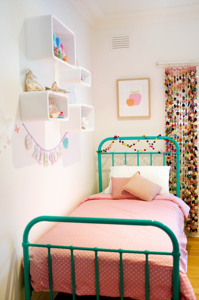 como decorar una habitacion bebe niña de manera encantadora, paredes en blanco, cama en verde y pequeños detalles en colores pastel 