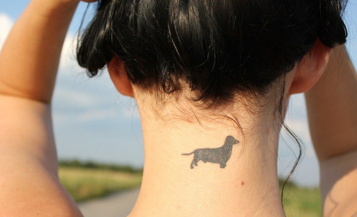 bonita idea para los amantes de los perros, tatuaje con un pero trepadero en la nuca, tatuajes en el cuello mujer