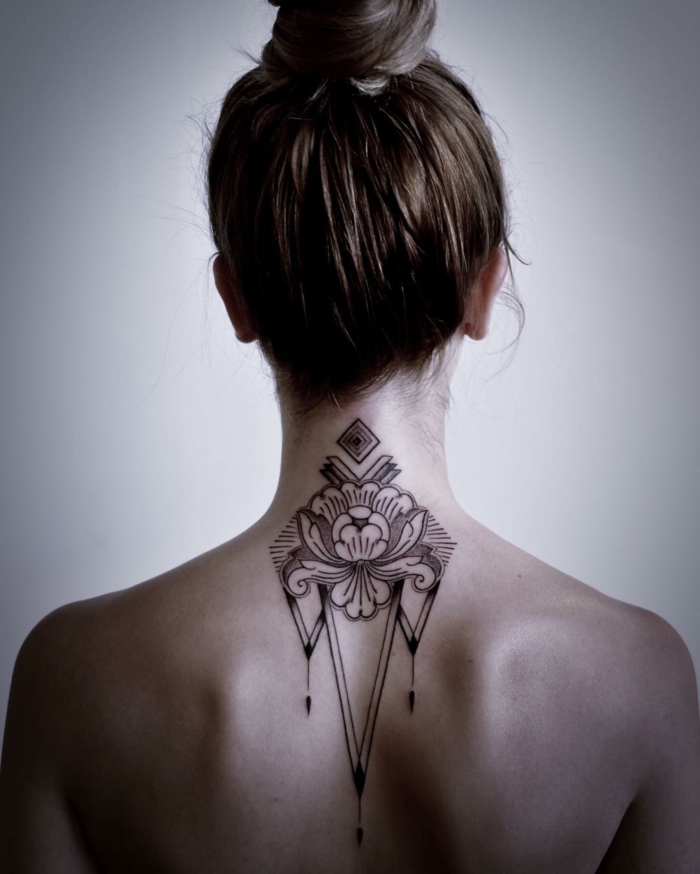 tatuajes en el cuello mujer con simbolos indios, precioso dibujo grande de lotos y motivos onramentales