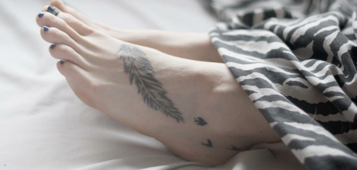 ideas de tatuajes en el pie, plumas tatoo en el pie con dibujo de aves en vuelo, ideas tatuajes mujeres 