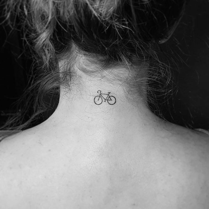 tatuajes en el cuello mujer, pequeña bicicleta minimalista tatuada en la nuca, tendencias tatuajes mujer 2018 