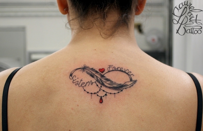 tatuajes con mensaje, bonito diseño de tatuaje para hermanas en la espalda, plumas tatoo con letras y significado 