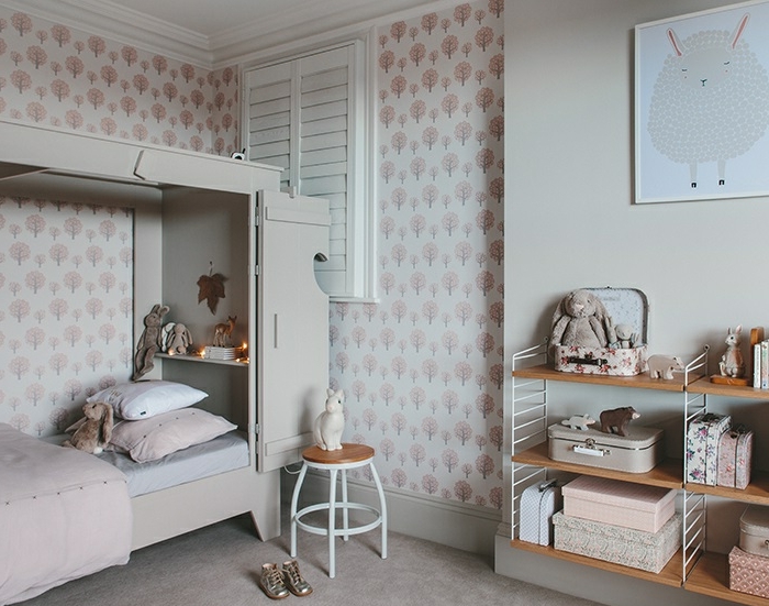 ejemplo encantador de habitaciones en rosado y blanco, paredes con papel pintado con elementos florales 