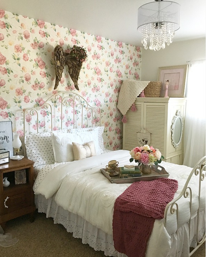 cuartos de niñas decorados en estilo vintage, paredes con papel pintado con elementos florales y cama vintage