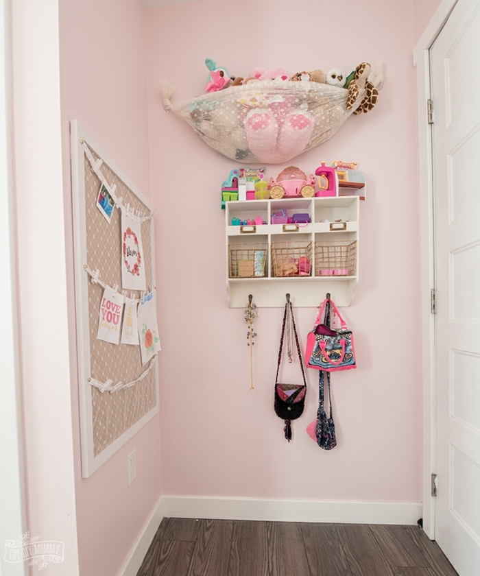 habitacion pintada en rosada con estanterías flotantes y muchos detalles decorativos, ideas de cuartos de niñas modernas