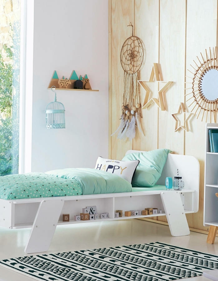 preciosa decoración de dormitorios de niñas en colores frescos y claros, pared con vigas de madera y detalles en verde menta