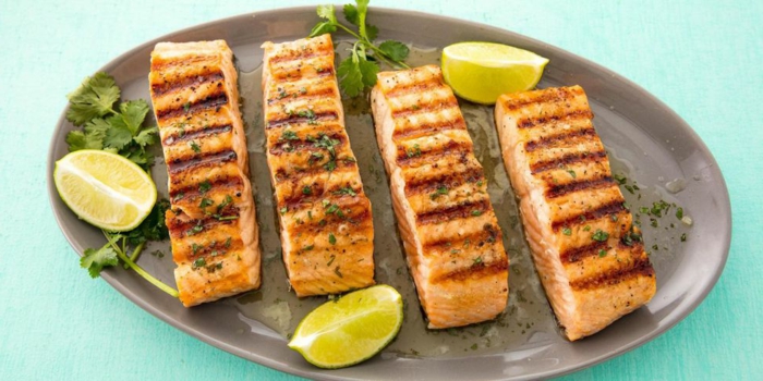 ejemplos de recetas faciles y rapidas, filetes de salmon a la plancha con perejil lima y mantequilla receta de encanto saludable y facil de