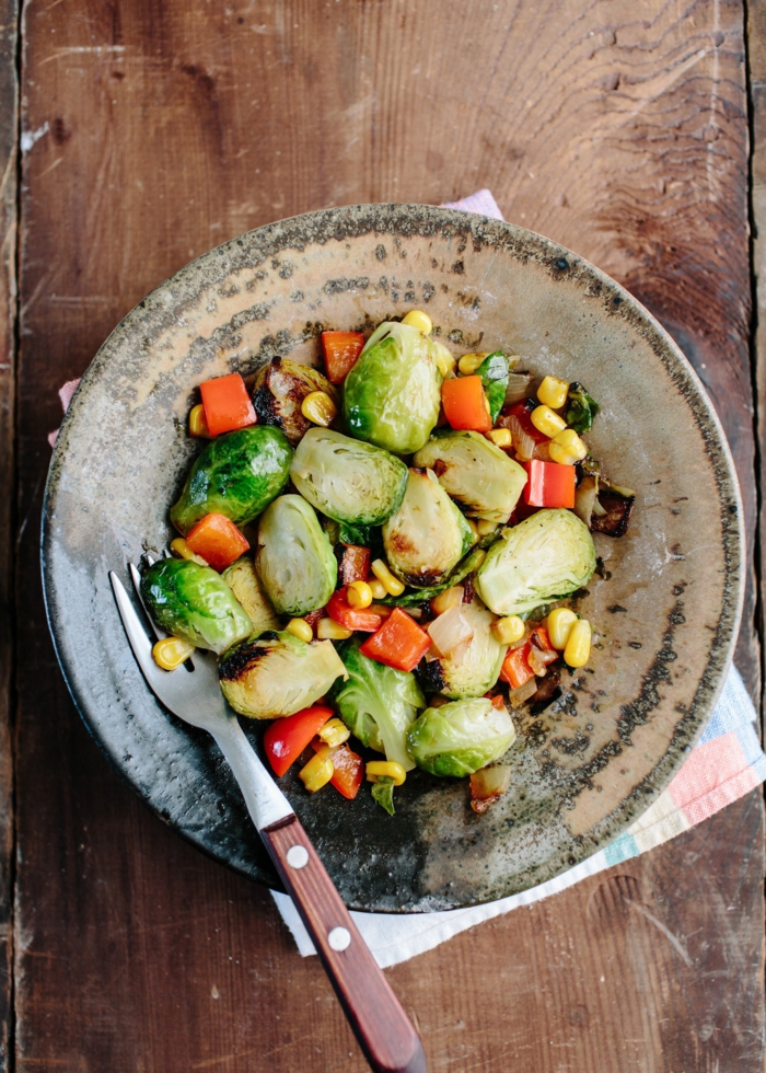 ensalada fresca con col de bruselas, pimientos rojos, maíz y verduras, recetas verano paso a paso