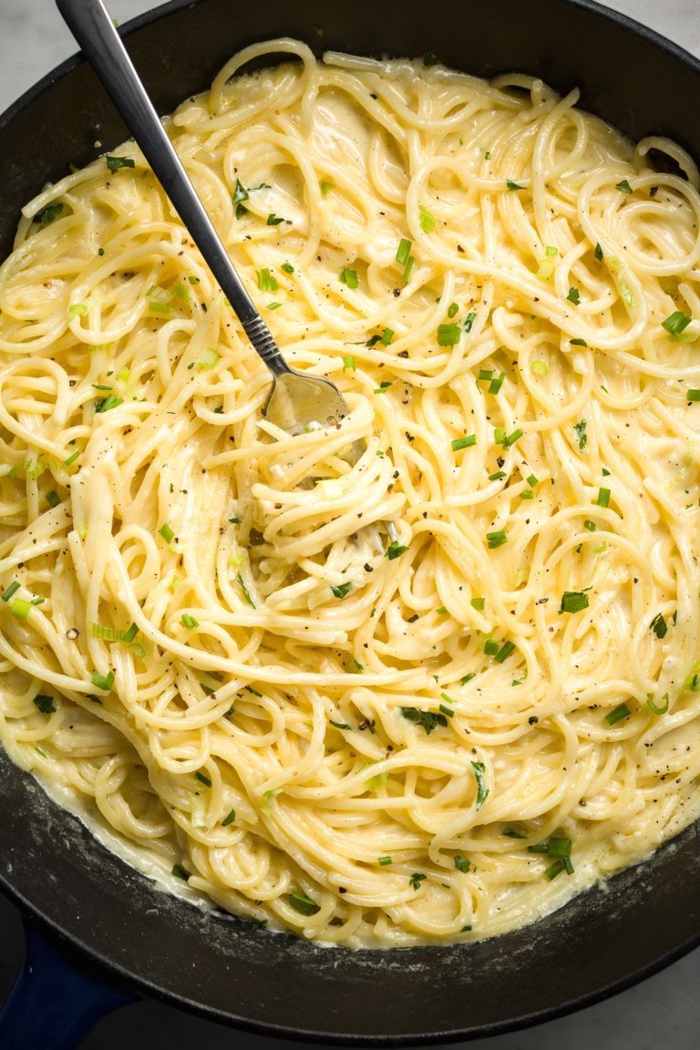 pasta sabrosa con quesos y crema de lecha, espageti de encanto hechos en 15 minutos, ideas de recetas faciles y rapidas