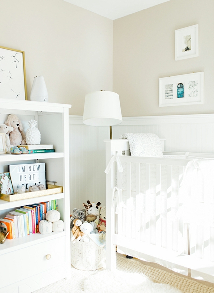 dormitorio de encanto en blanco y beige con estanterías con peluches y libros y cama de bebe, ideas de diseños de cuartos de niñas