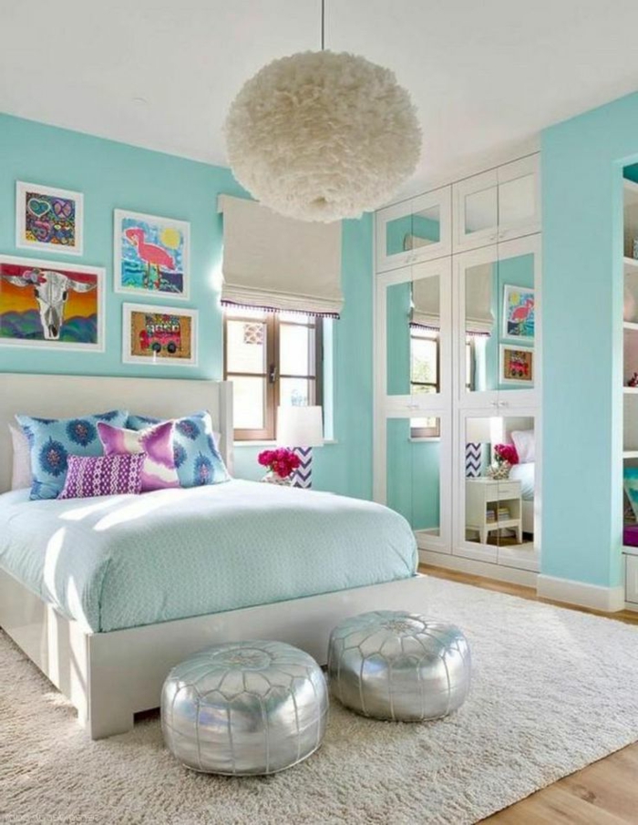 habitación pintada en aguamarina y decorada con cuadros de pared infantiles, grande cama con cabecero, ideas de decoración dormitorio juvenil niña