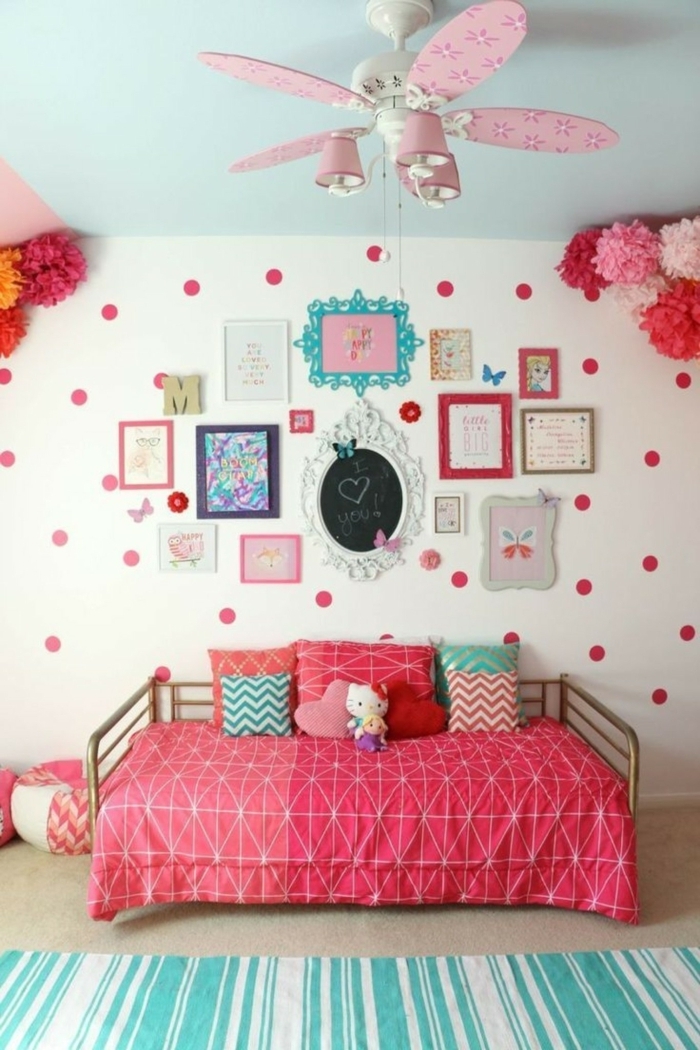 ejemplo encantador de dormitorio juvenil niña, cuadro decorado en rosado, rojo y verde menta, paredes con muchas piezas decorativas 