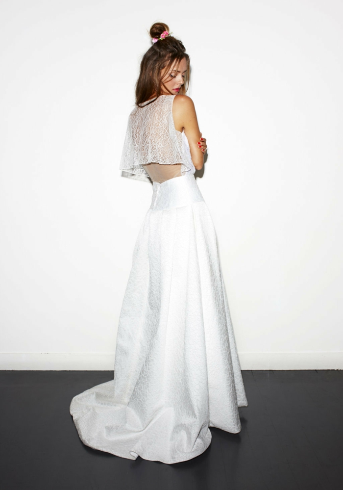 vestidos de novia informales de dos piezas, falda amplia en blanco nuclear y parte superior de encaje en la espalda
