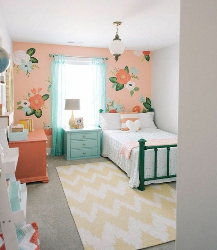 habitaciones infantiles decoradas con elementos florales, paredes con papel pintado en naranja con estampado de flores 