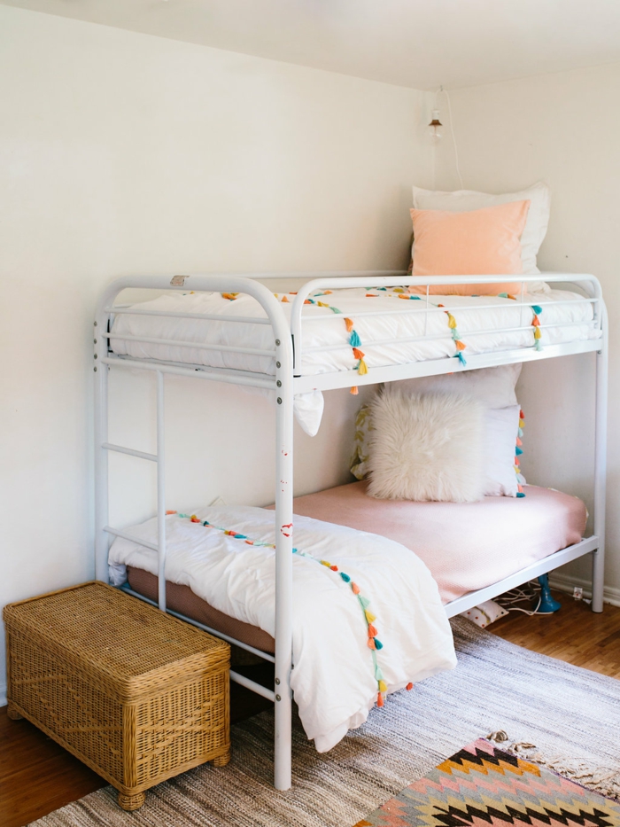habitaciones infantiles decorados en colores pastel, bonita habitación pintada en blanco con dos camas una encima de la otra