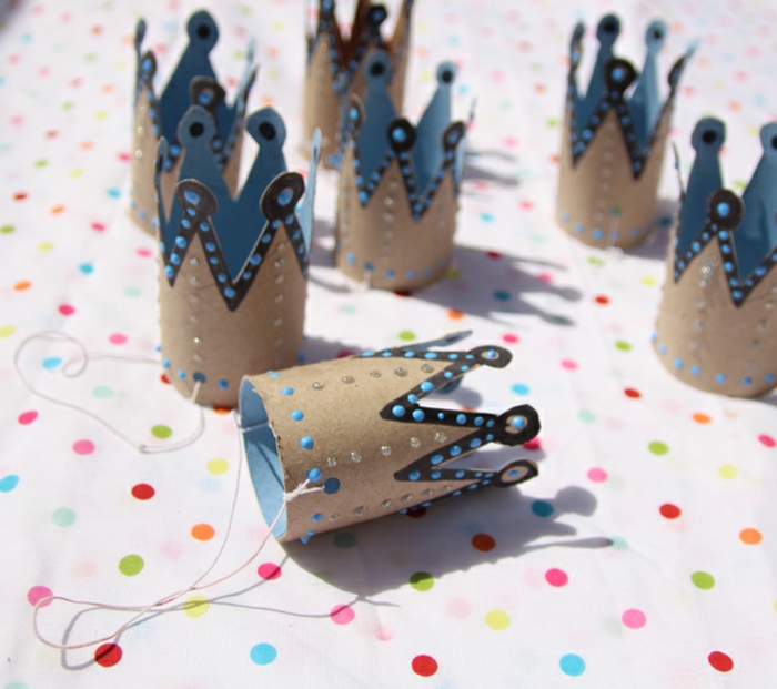 como hacer manualidades con tubos de carton, coronas bonitas para una fiesta infantil hechas a mano 