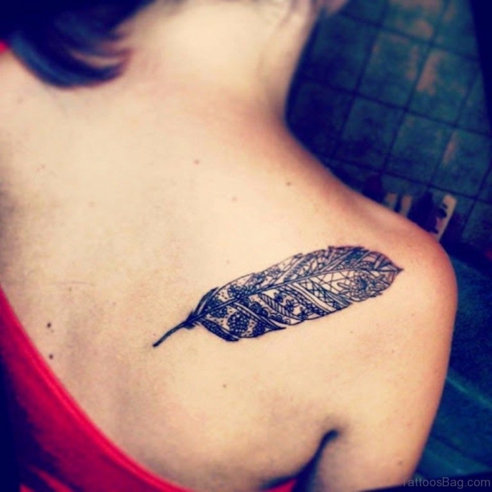 precioso diseño de tatuaje con pluma en la espalda, pluma ornamentada, tatuajes con significado plumas indias