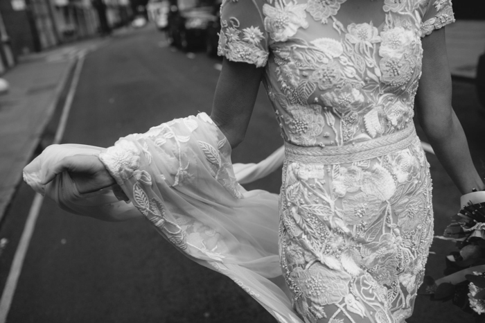 vestidos de novia cortos de encaje y preciosos apliques de flores, vestido en color marfil con grande velo 
