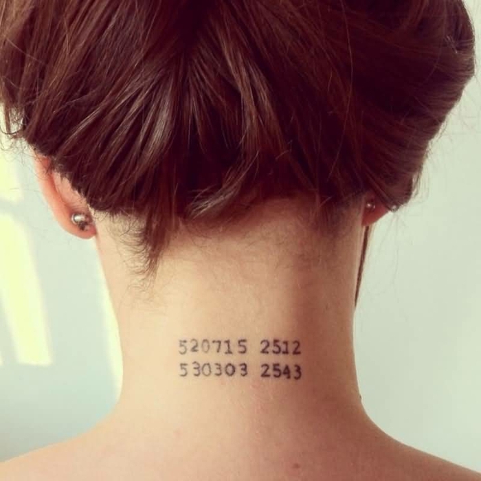 tattoo en el cuello original con cifras, código único con tinte negro, ideas de tatuajes para mujer en la nuca