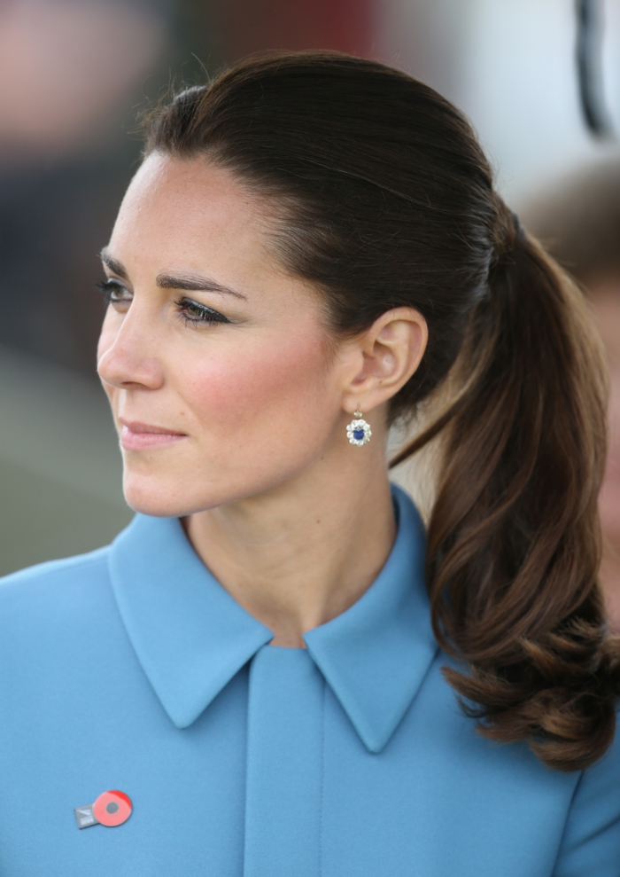 peinados faciles y bonitos, Kate Middleton con pelo largo ligeramente ondulado recogido en cola alta