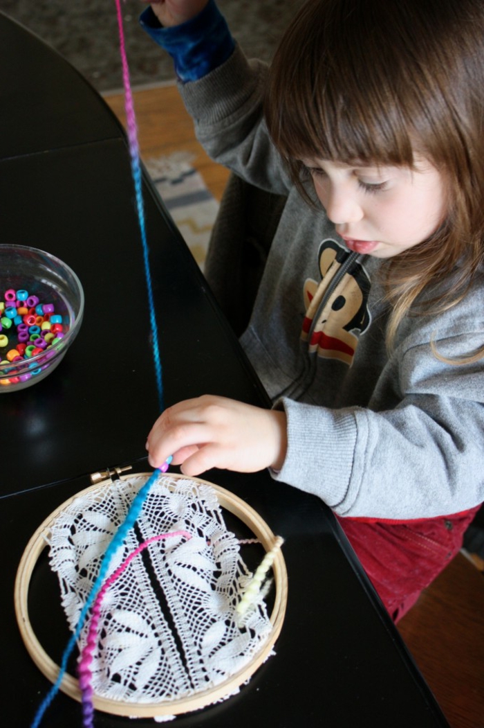 ideas originales de manualidades para niños paso a paso, atrpasueños con bordado en crochet e hilo colorido